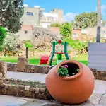 Alex's Vacation - 100m From The - 6 Guests Daire Pafos